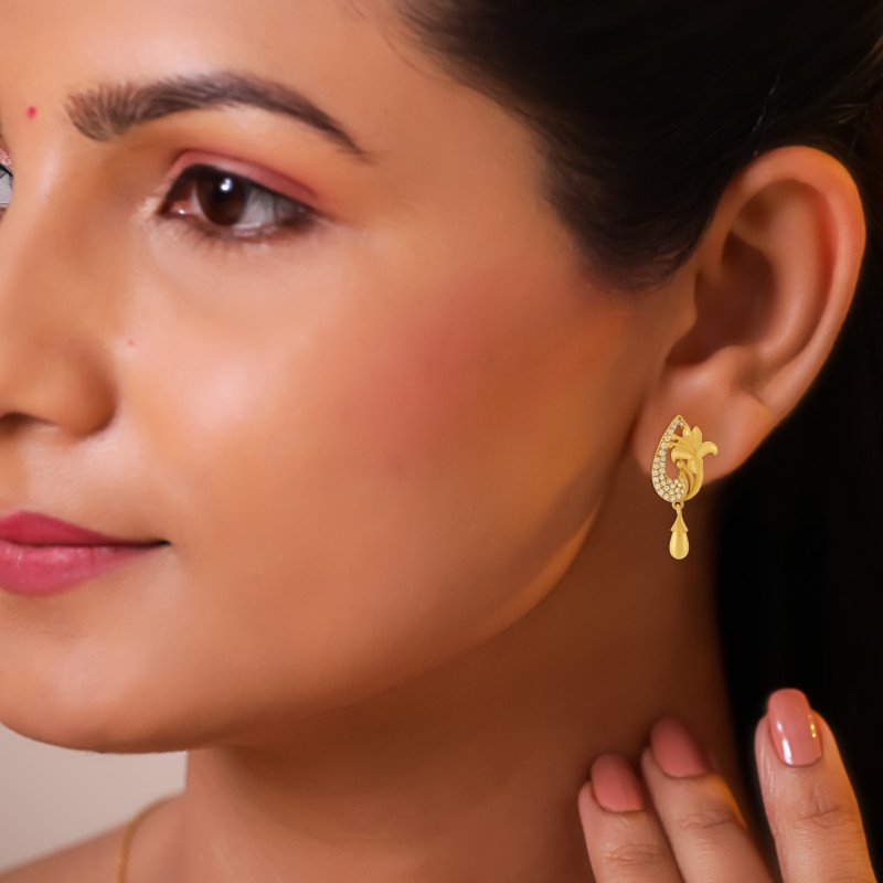 Graceful Flower Motif Gold Earrings